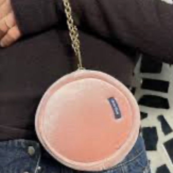 NIB Miu Miu Perfumes Collection Round Velvet Wristlet With Gold Chain - Picture 4 of 12